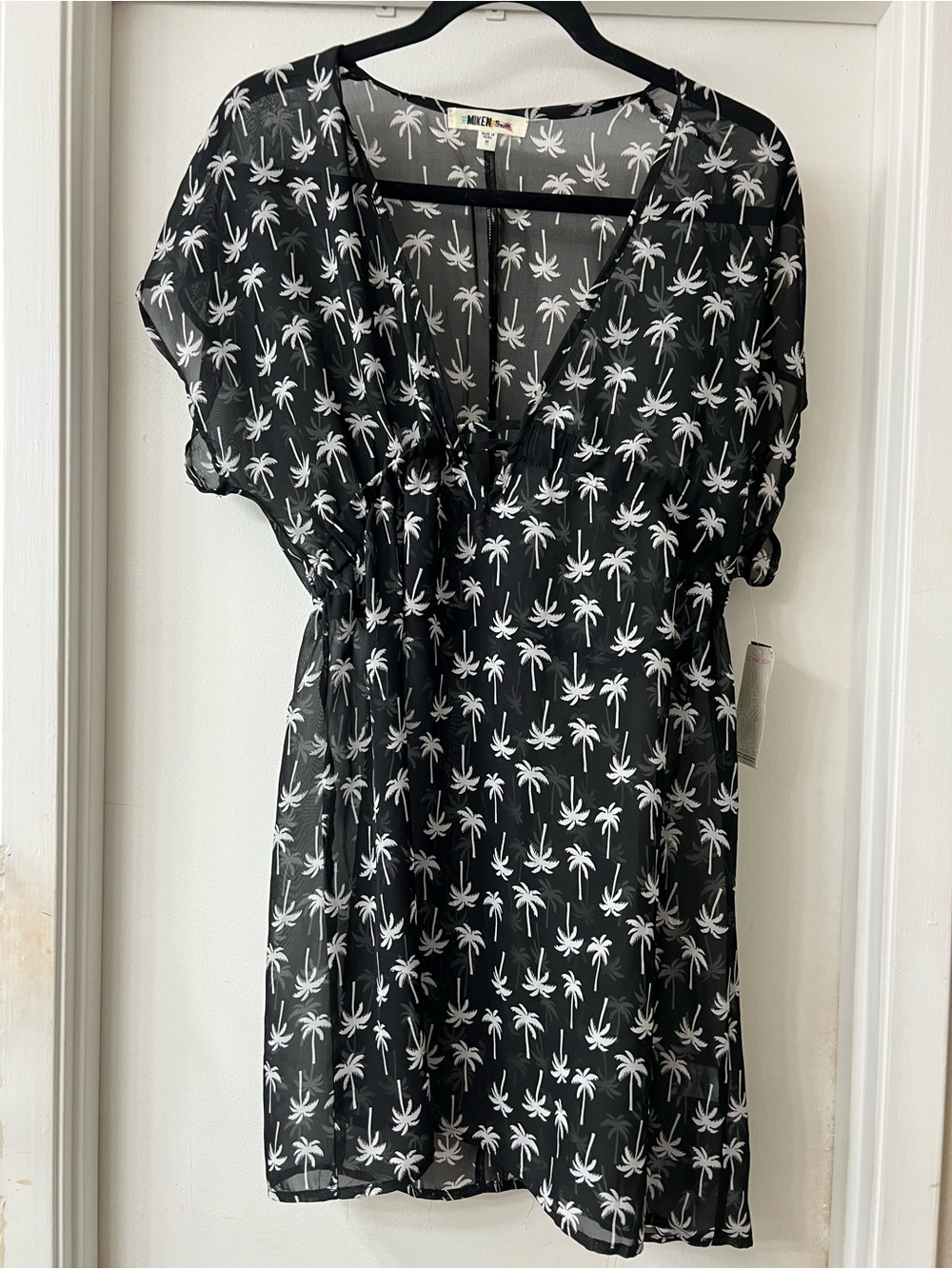 Womenโs Black Palm-Print Swim Cover-Up - Medium